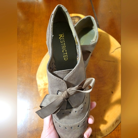 Oxford style ribbon tie flat shoe - Picture 2 of 7